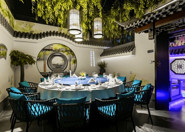 庭院·江南菜三元桥店,坐落在城宝饭店1层,走入店内,鸟语花香,中式