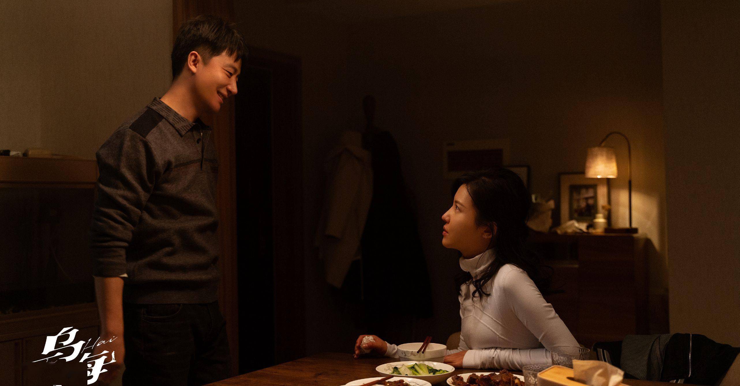 乌海|导演周子陽谈《乌海》风格：有超现实恐龙雕塑，也有接地气吵架