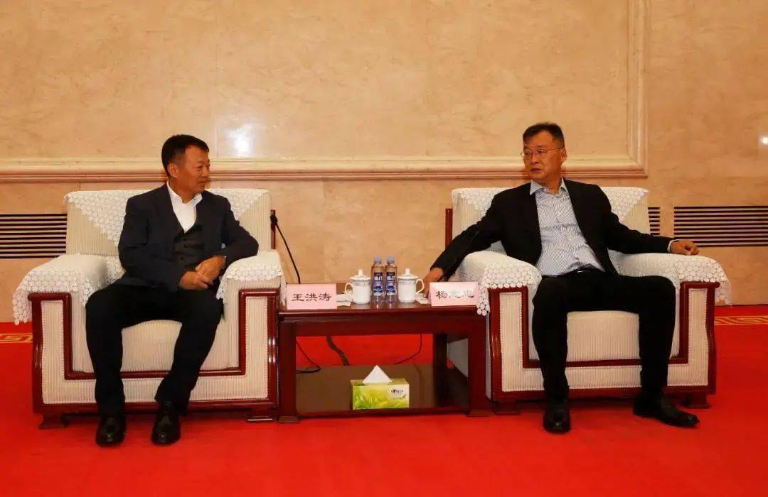 11月1日,中交一航局领导到大连船舶重工集团有限公司(简称:大船集团)