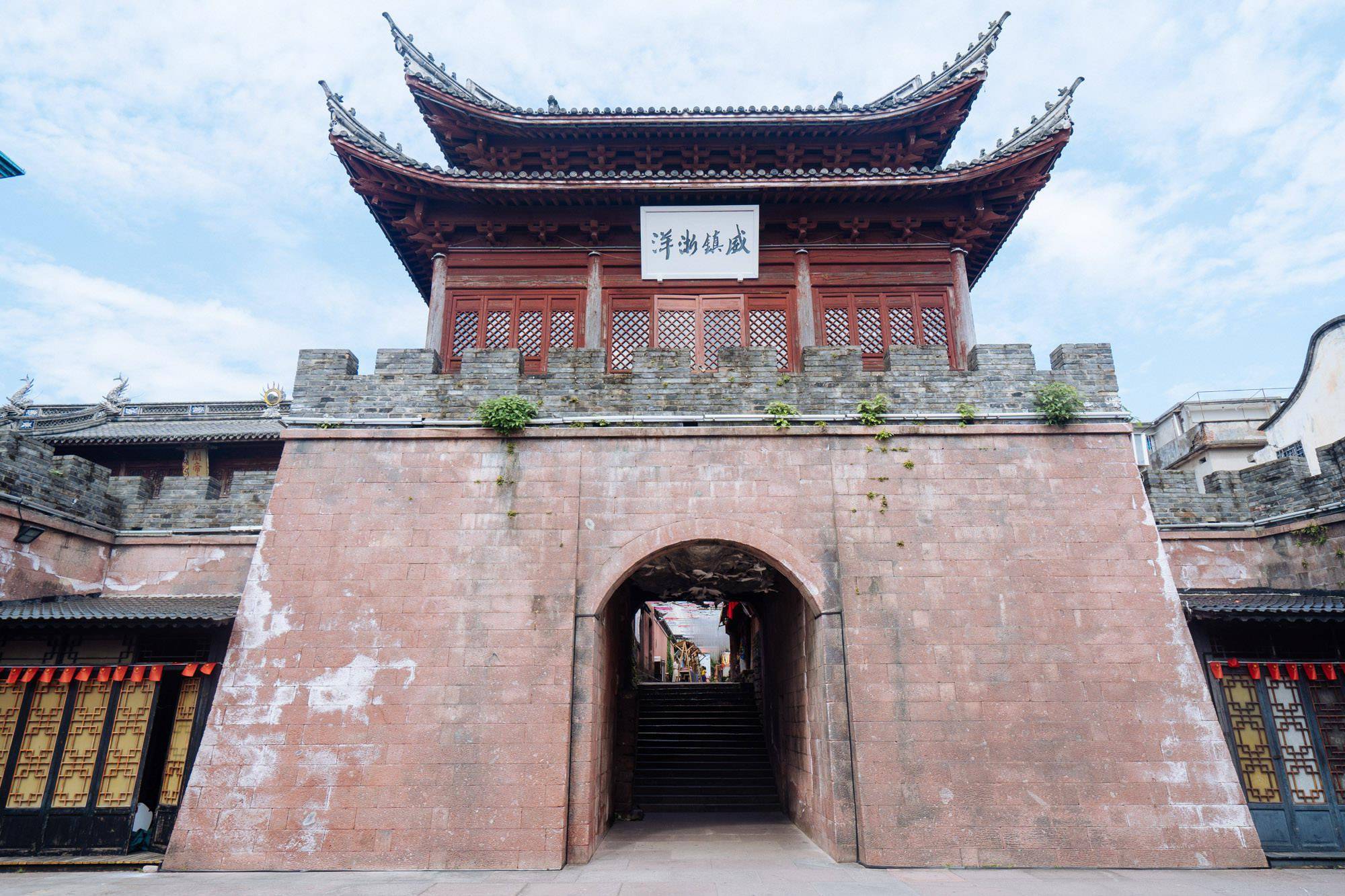 石浦古城沿山而筑,依山临海,人称"城在港上,山在城中".