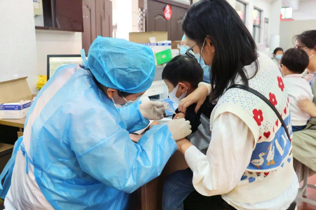 真实大场面周巷萌娃来打疫苗了瑟瑟发抖全程淡定破涕为笑