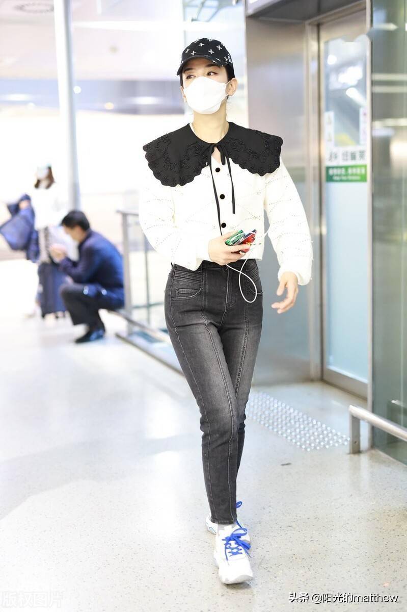 街拍:黄奕娃娃领毛衣 牛仔裤 运动鞋甜美减龄_机场