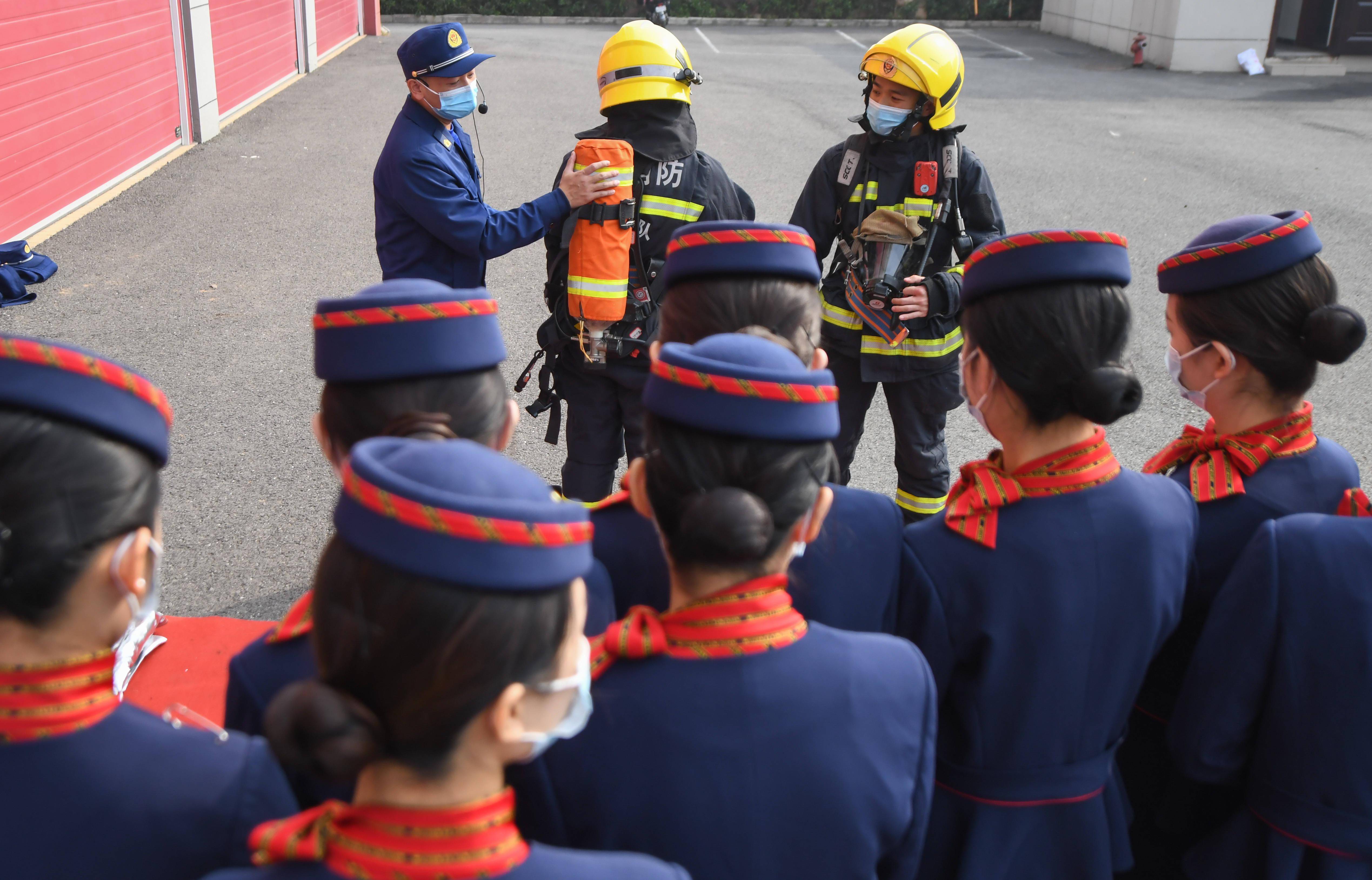 湖北武汉:高铁乘务员走进消防救援站