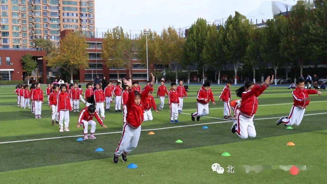 史家小学通州分校十月的云很漂亮因为风把它捏成了你的笑脸