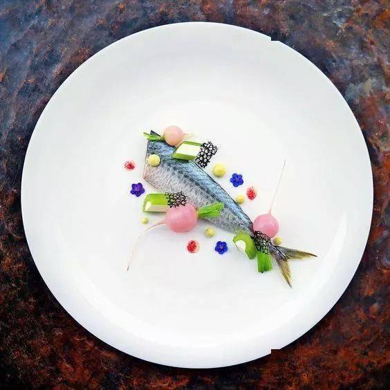 精致的青花鱼摆盘 ._版权