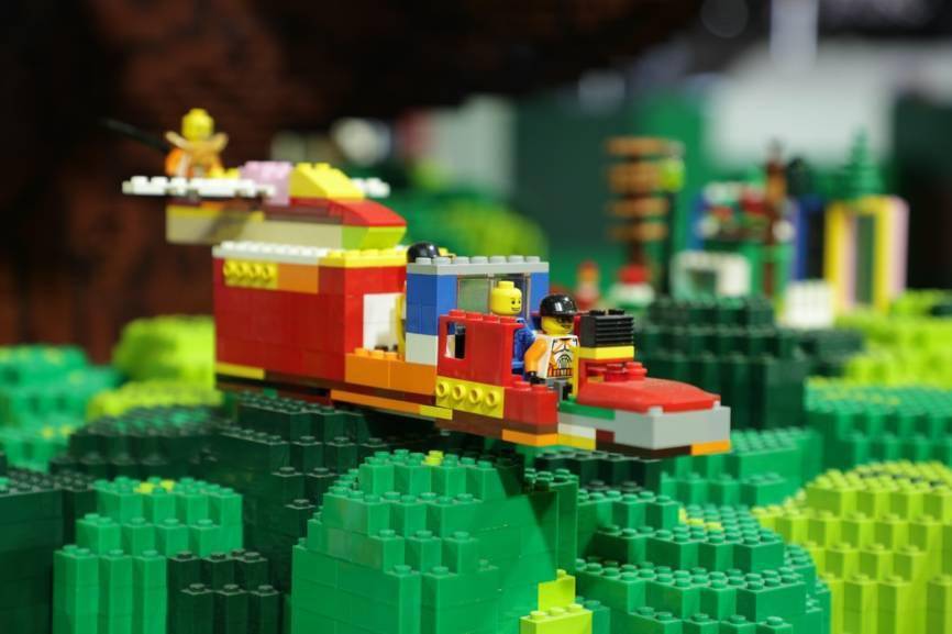 进博的热度上海的温度|历届进博会最大乐高主题装置完成搭建