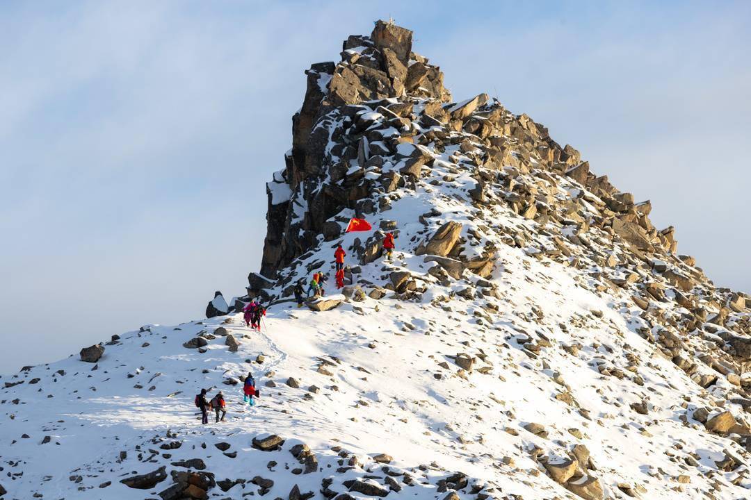 上百名珠峰登顶者相聚四川阿坝三奥雪山 共同纪念珠峰探索百年