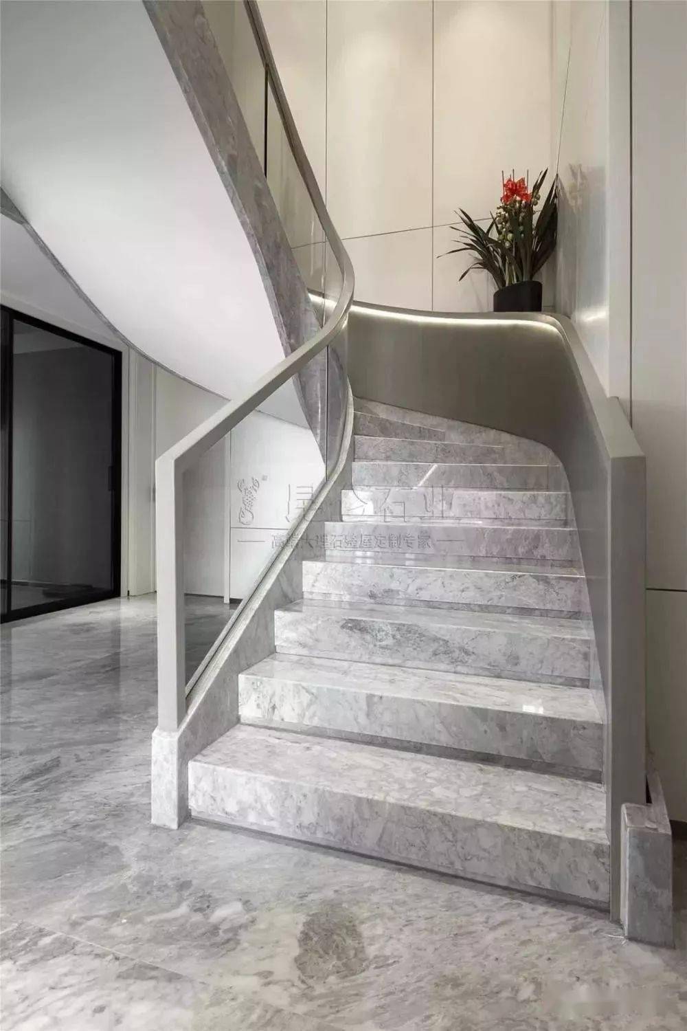 高级灰具有很强的装饰性用灰色大理石对楼梯进行装修其装饰效果会显得