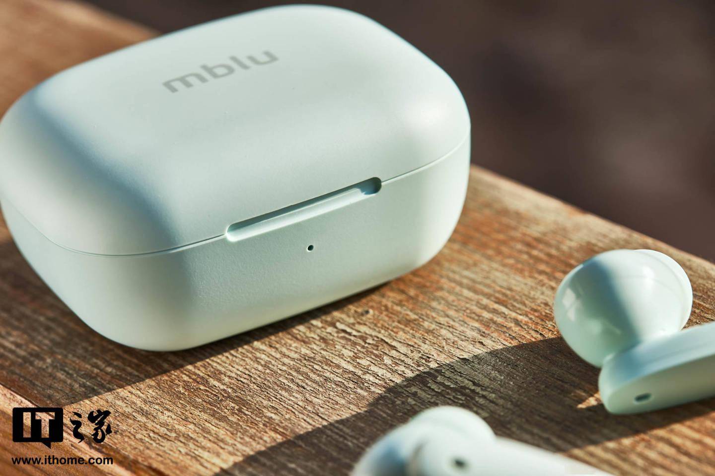 【IT之家开箱】魅蓝 Blus+ 主动降噪蓝牙耳机图赏