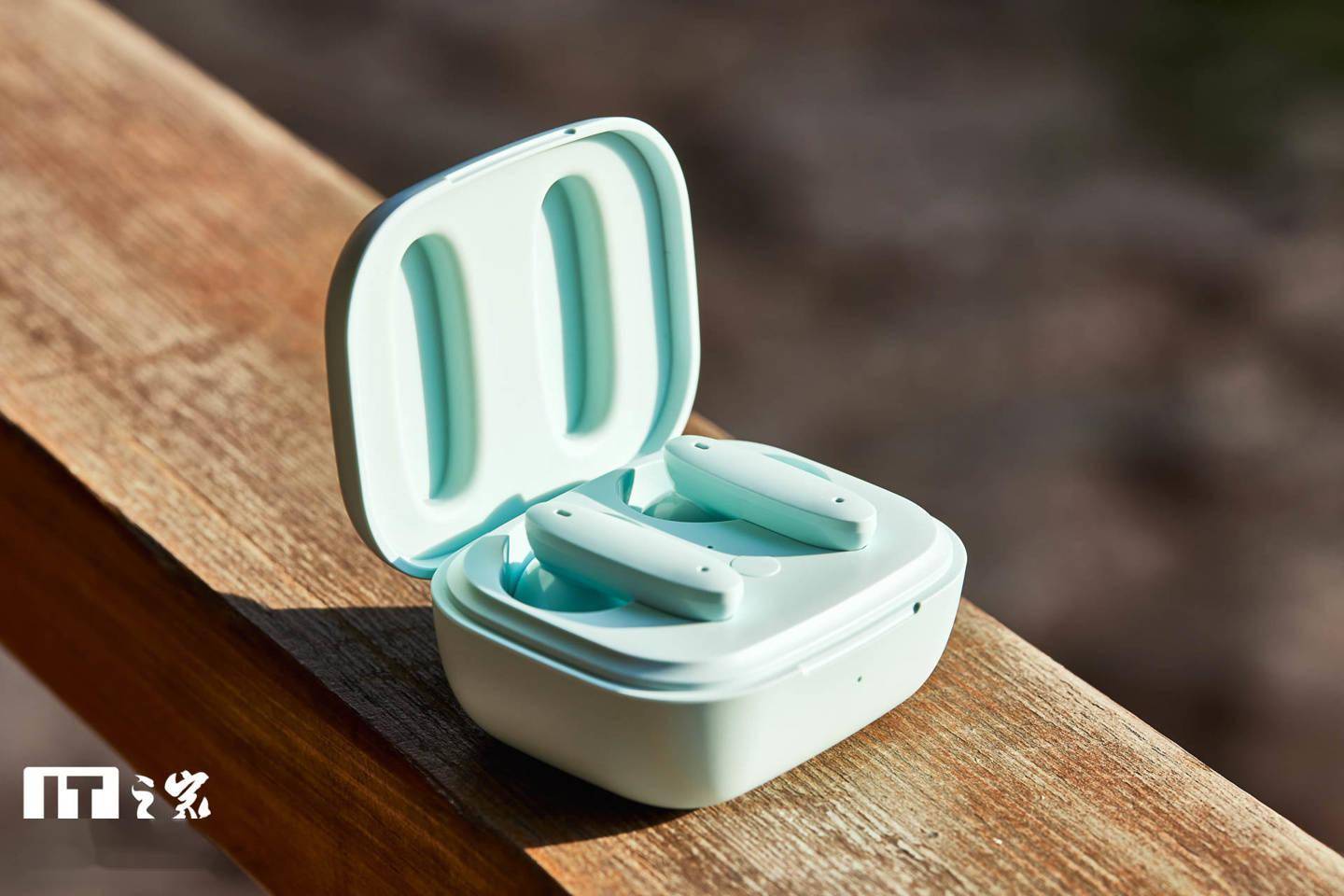 【IT之家开箱】魅蓝 Blus+ 主动降噪蓝牙耳机图赏