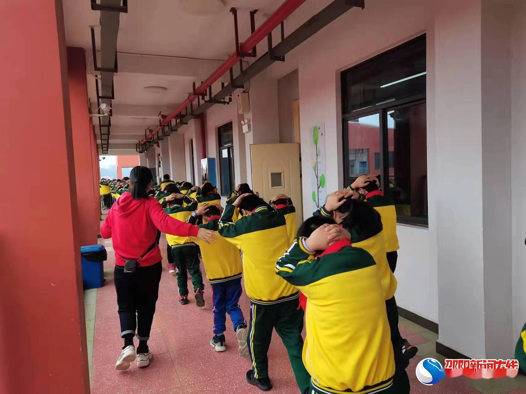 洞口县芙蓉学校开展防空袭疏散演练_全体师生