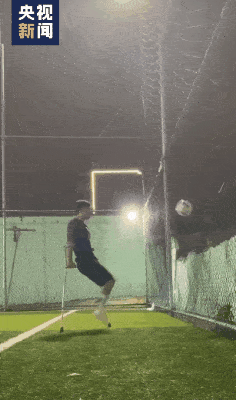 足球俱樂部|拄拐也能飛奔！獨腿小伙射門視頻爆紅，還曾奪得殘運會跳遠冠軍