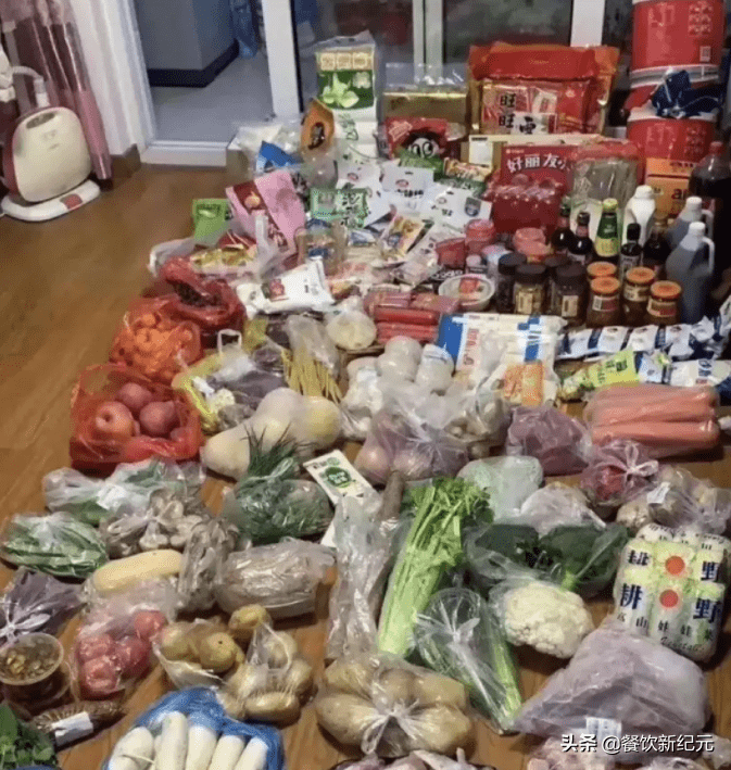 特殊时期不出门网友们晒硬核囤货最后一位你是来搞笑的