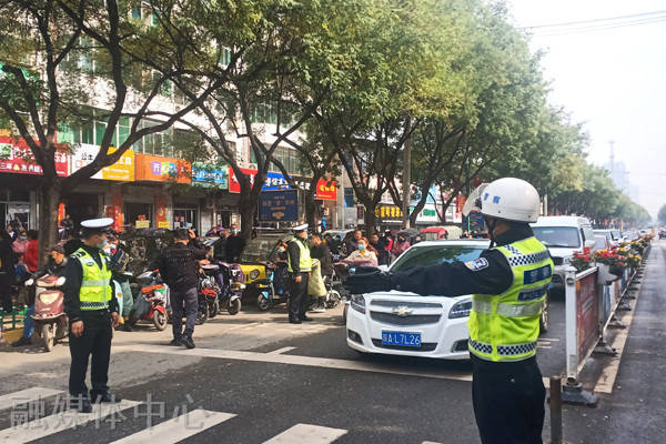 交警护学岗：大手拉小手守护u201c20米u201d安全距离_上下学