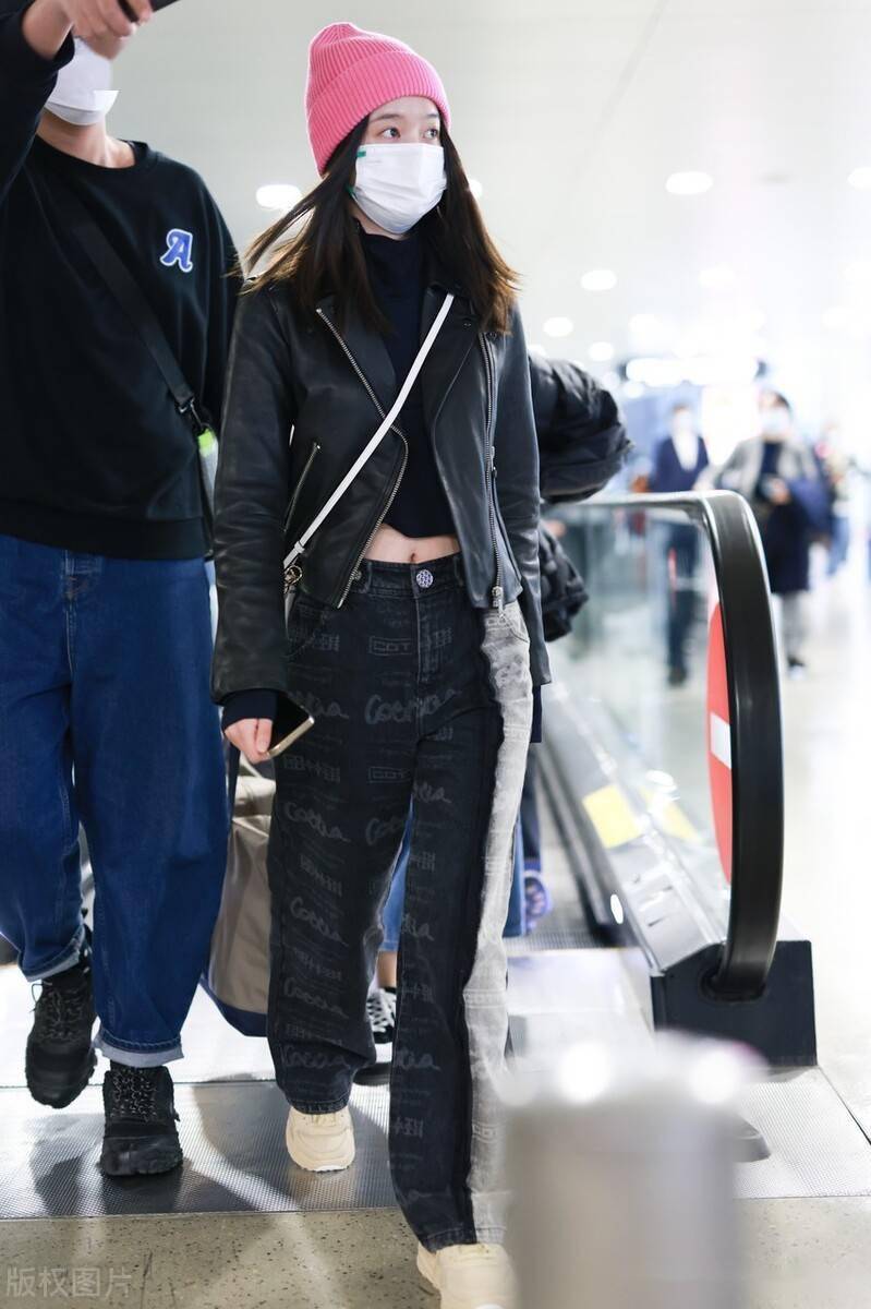 2021年11月4日,张雪迎机场街拍.