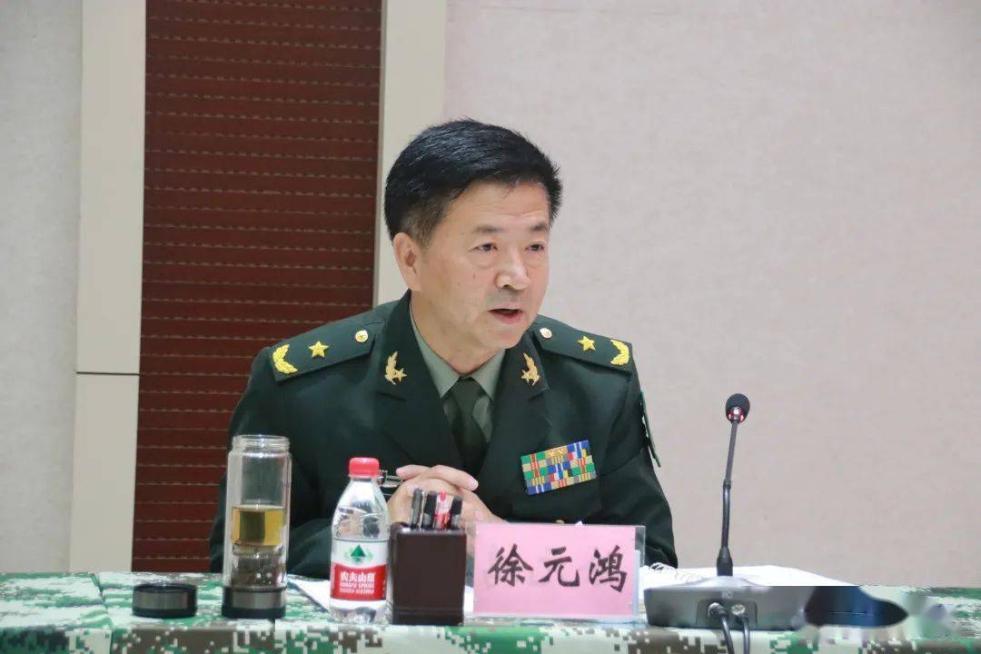 河南省军区少将政委徐元鸿主持召开信阳市一村一警一连座谈会