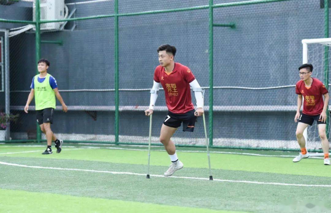 足球俱樂部|拄拐也能飛奔！獨腿小伙射門視頻爆紅，還曾奪得殘運會跳遠冠軍