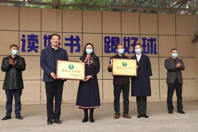 市生态环境局三级调研员望甜向丹江口市徐家沟小学,均县镇九年一贯制