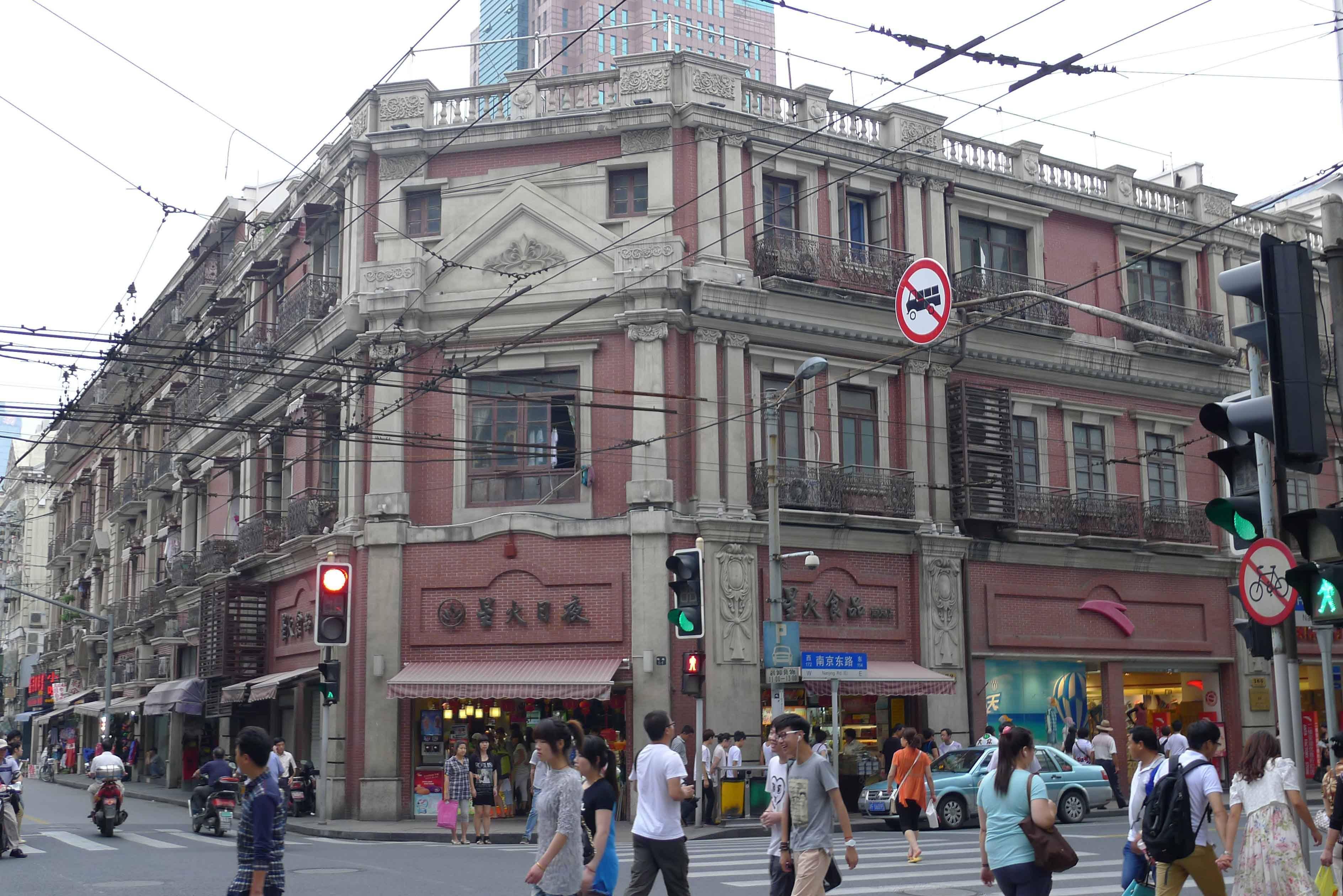 看展览|跨界:十二街坊——上海城市更新中的影像艺术