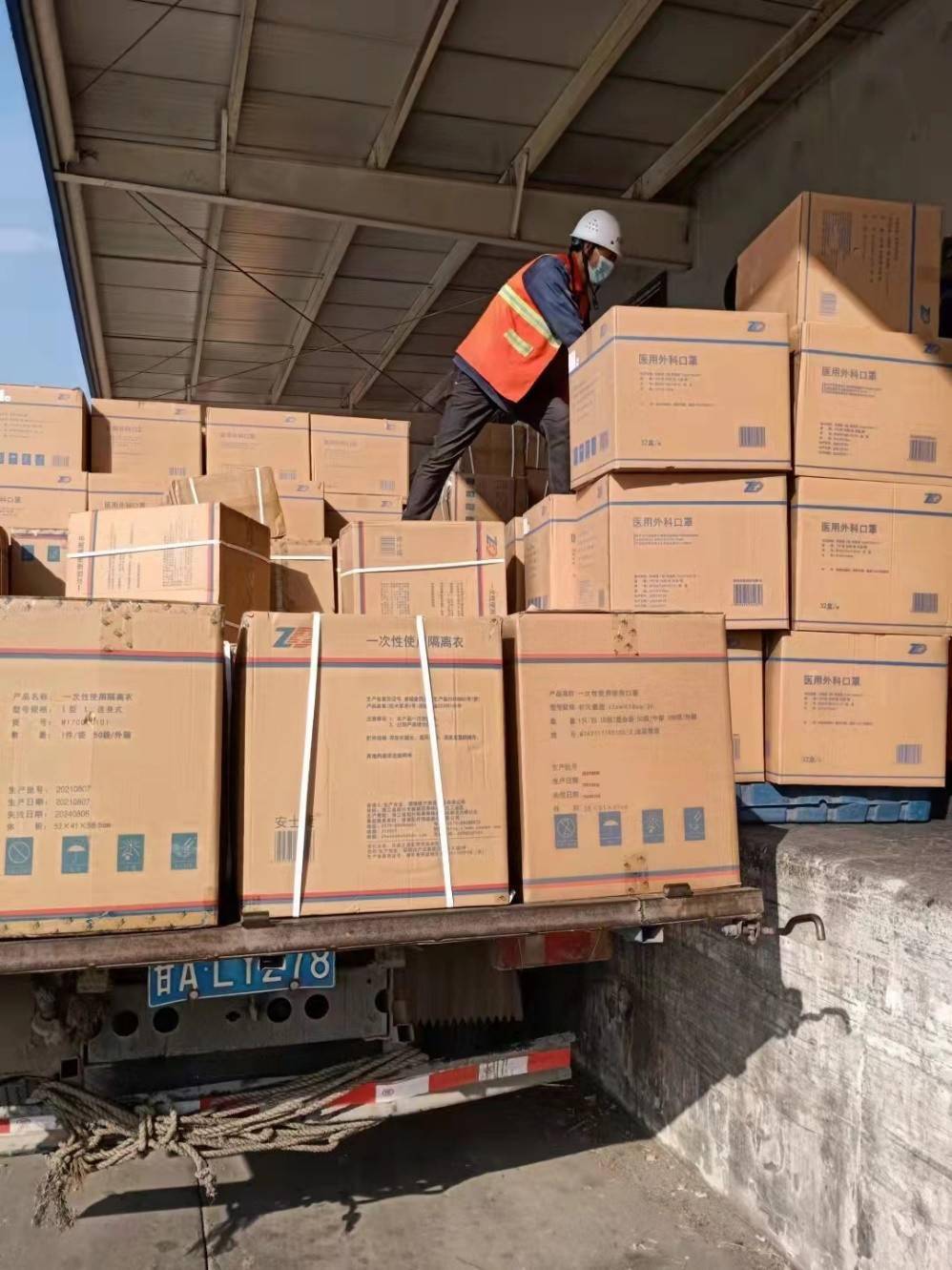 搬货,码货,叉车来回穿梭,作业场十分热闹.