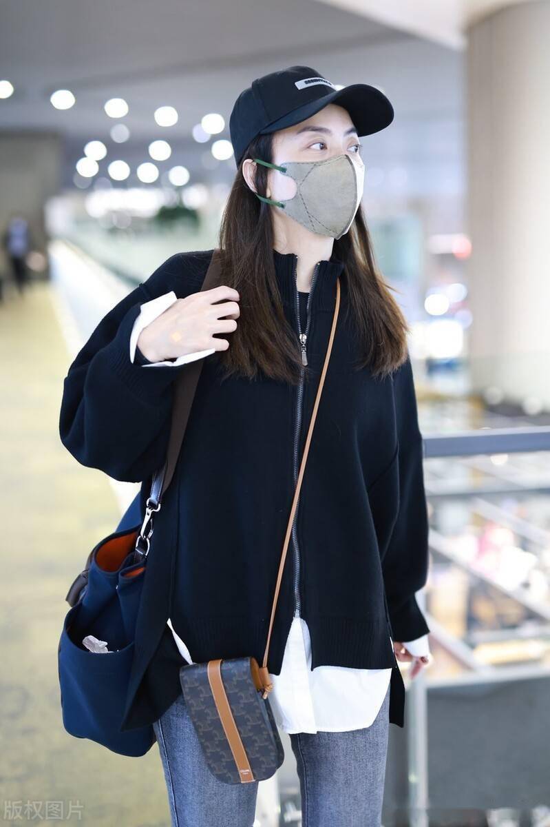 街拍:霍汶希穿黑色外套搭牛仔裤休闲时尚,背两个单肩包混搭动人