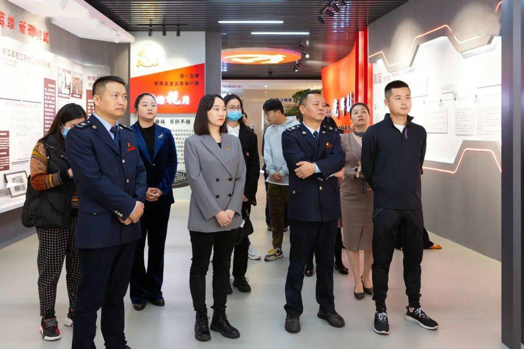 吴泽昱与顾兴章为江阴市税务局华士税务分局"江阴市少先队校外实践