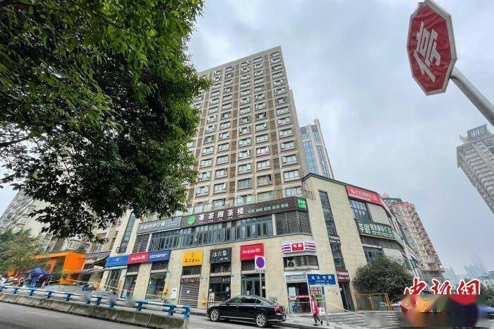 直击重庆疫情中风险区东原晴天见小区丈夫提着鱼汤赶来带着哭腔请人