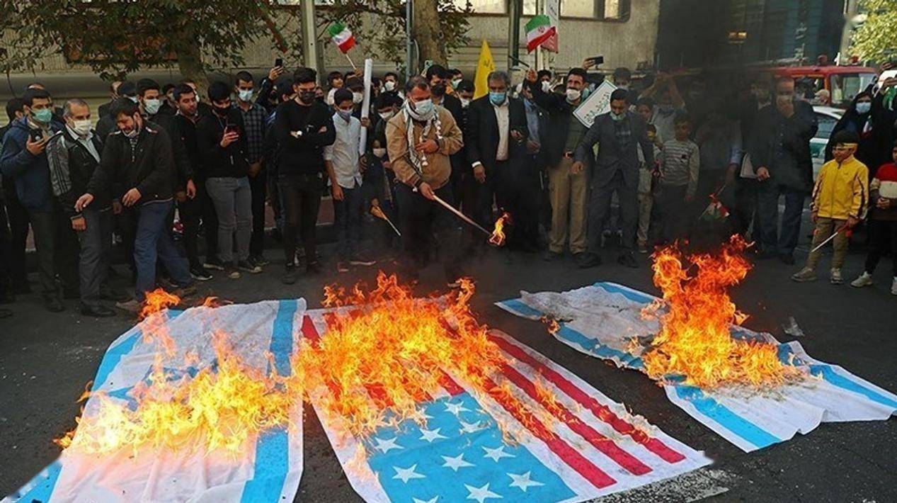 伊朗800城爆发反美抗议，示威者涌向美国使馆，现场烧掉星条旗_搜狐网