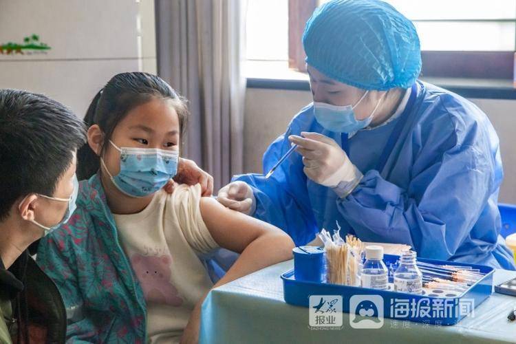 萌态百出勇敢接种直击烟台市芝罘区3至11岁人群新冠疫苗接种现场