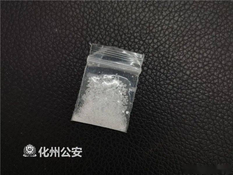 据禁毒民警介绍,氟胺酮的分子结构与氯胺酮(俗称"k粉")相似,其外观都