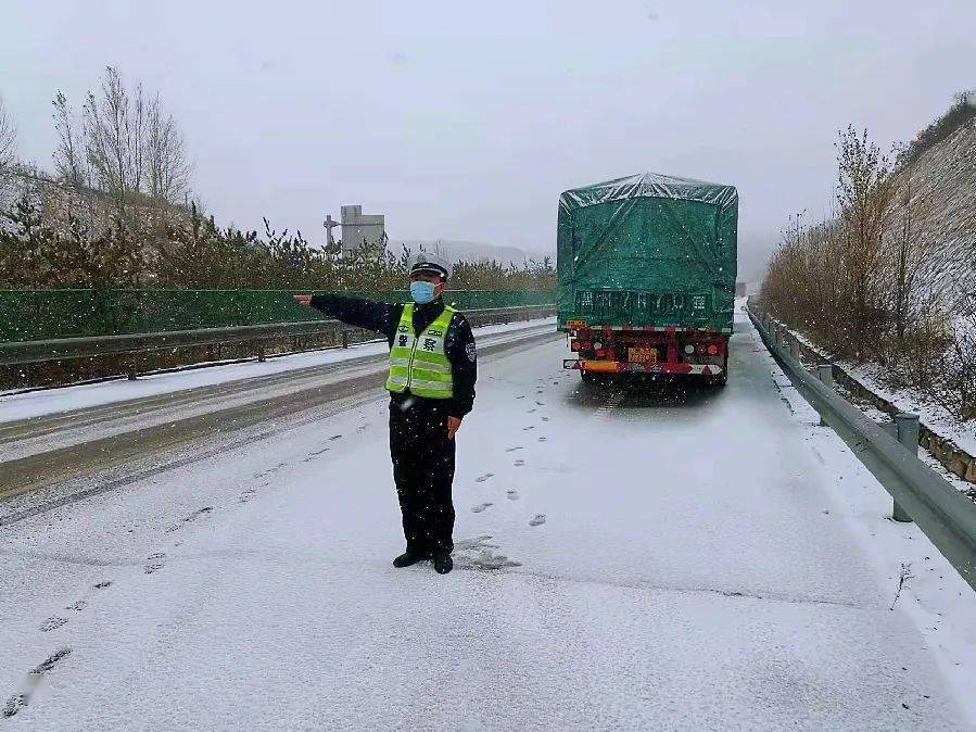 图为太原北大街附近雪景图.记者钱龙摄