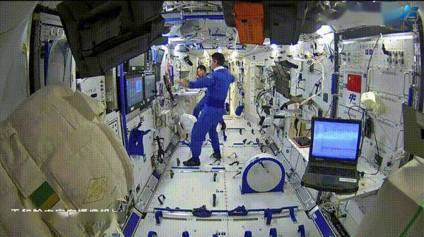 健身、理发、为出舱做准备……神十三乘组最新动态来了！