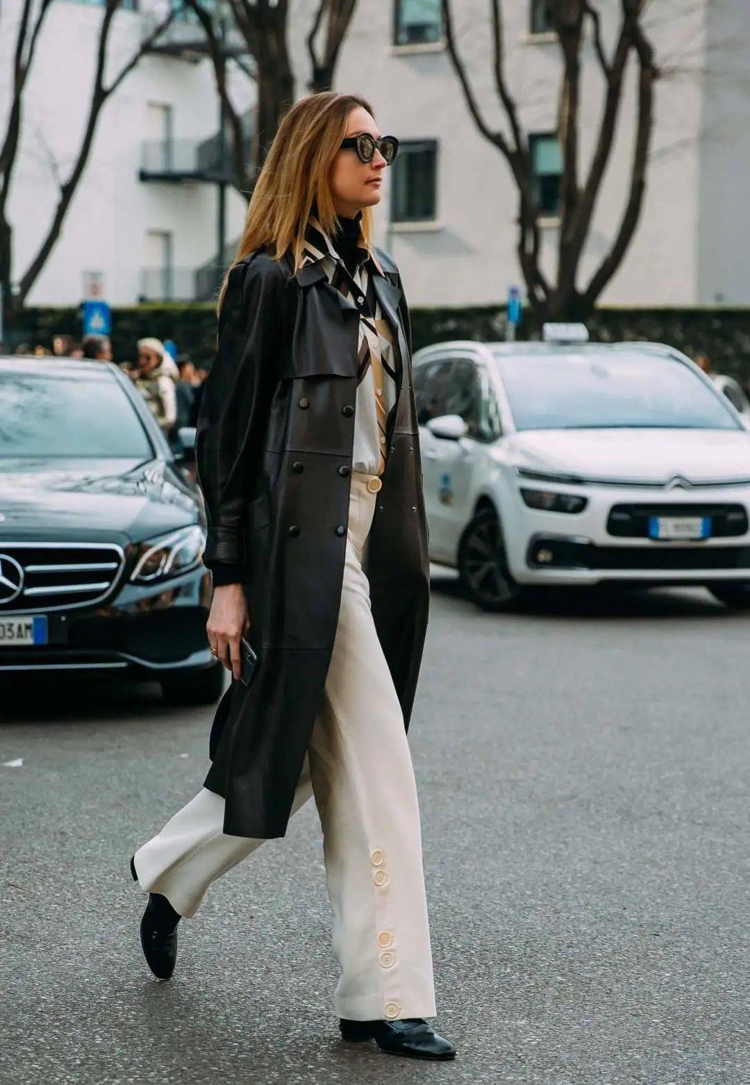 黑色 别穿阔腿裤了！今冬这4条裤子最流行，时髦显瘦，怎么搭都好看！