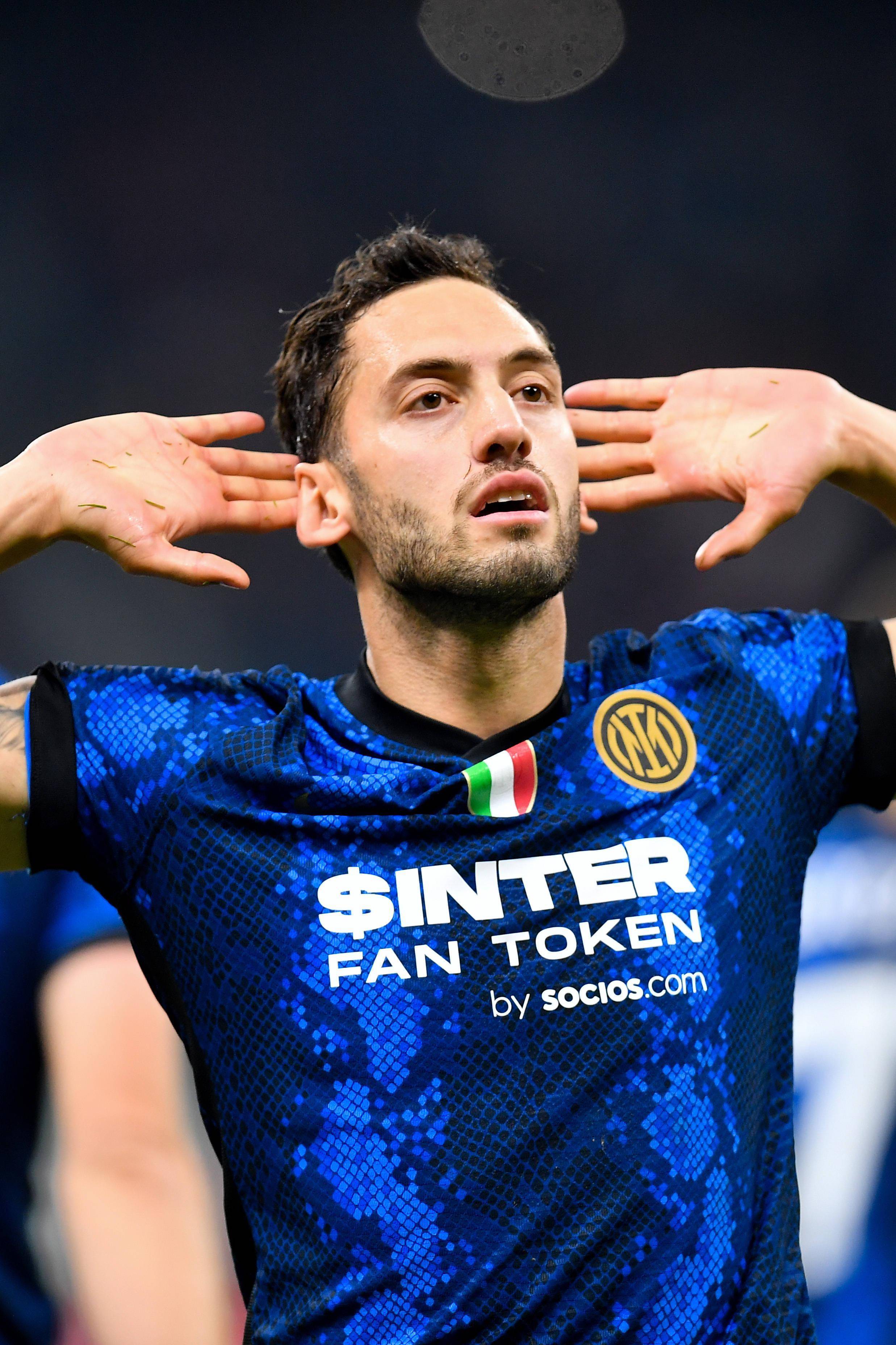 (意大利),2021年11月8日11月7日,国际米兰队球员恰尔汗奥卢进球后庆祝