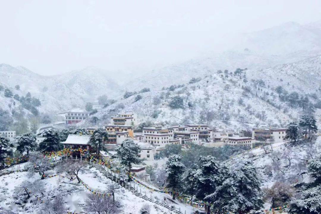 瑞雪兆丰年圣境包头五当召远山召庙和蔚蓝的天空构成绝美画卷