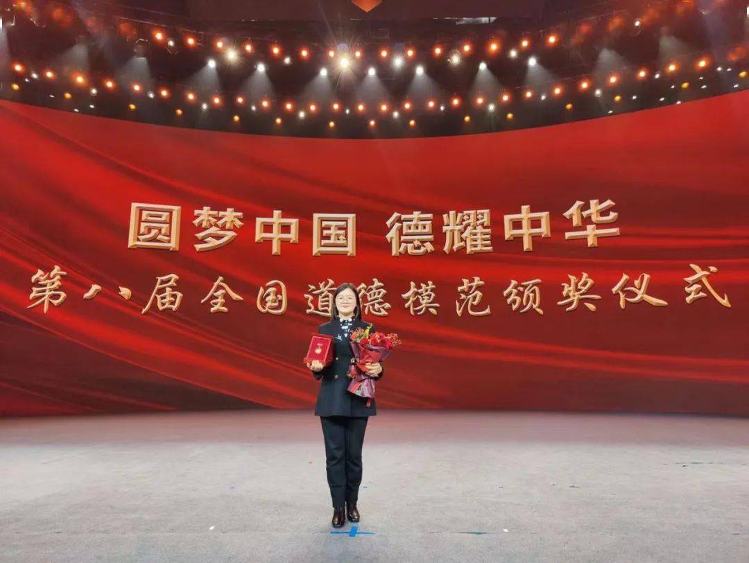 进京领取荣誉11月5日,第八届全国道德模范座谈会和颁奖仪式在北京举行