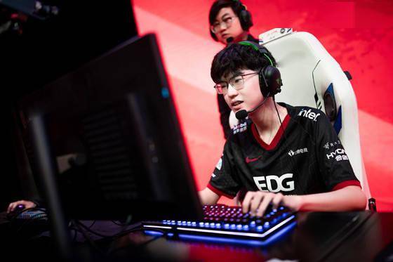 上单|LOL：从“三太子”到世界冠军，EDG.Jiejie的成长之路