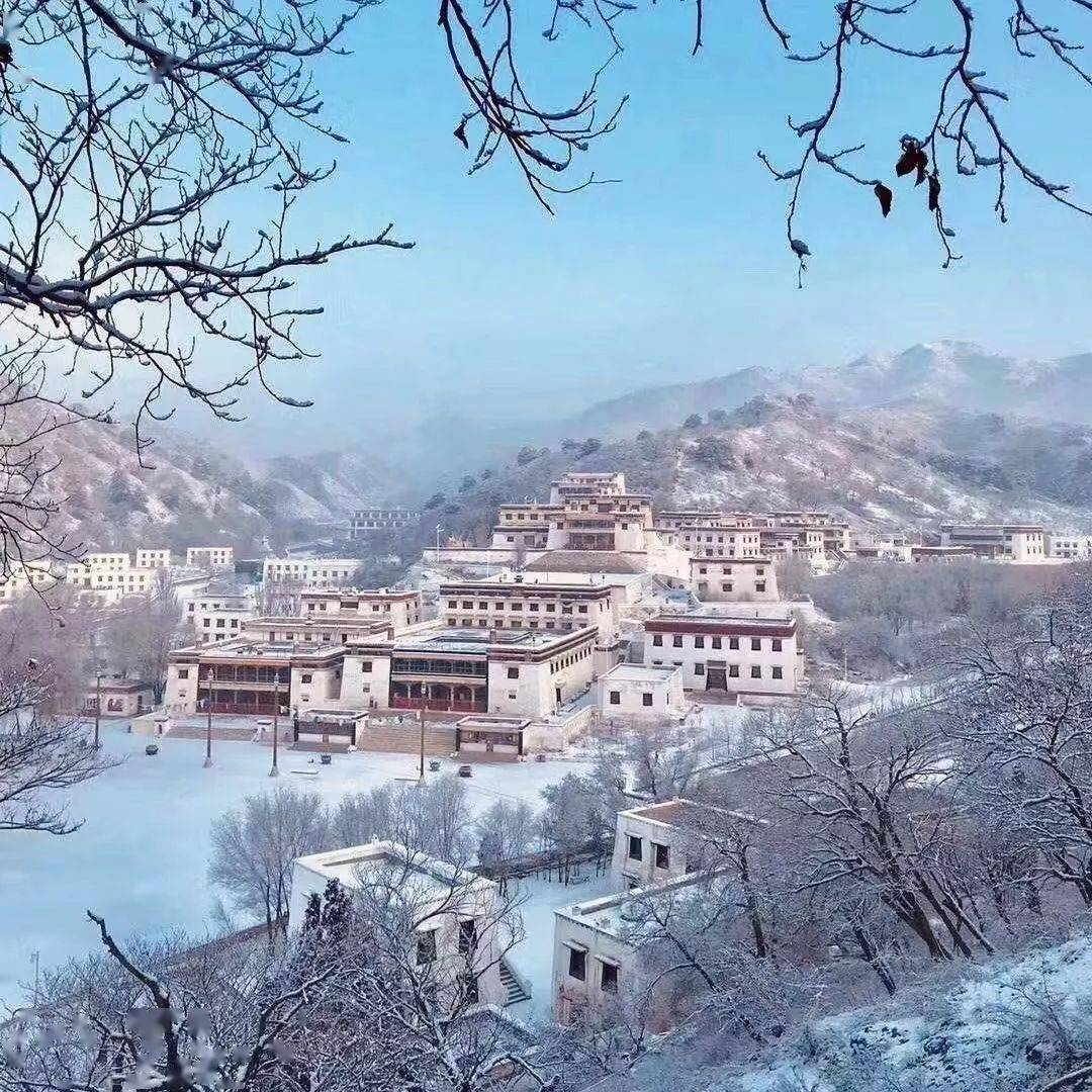 瑞雪兆丰年圣境包头五当召远山召庙和蔚蓝的天空构成绝美画卷