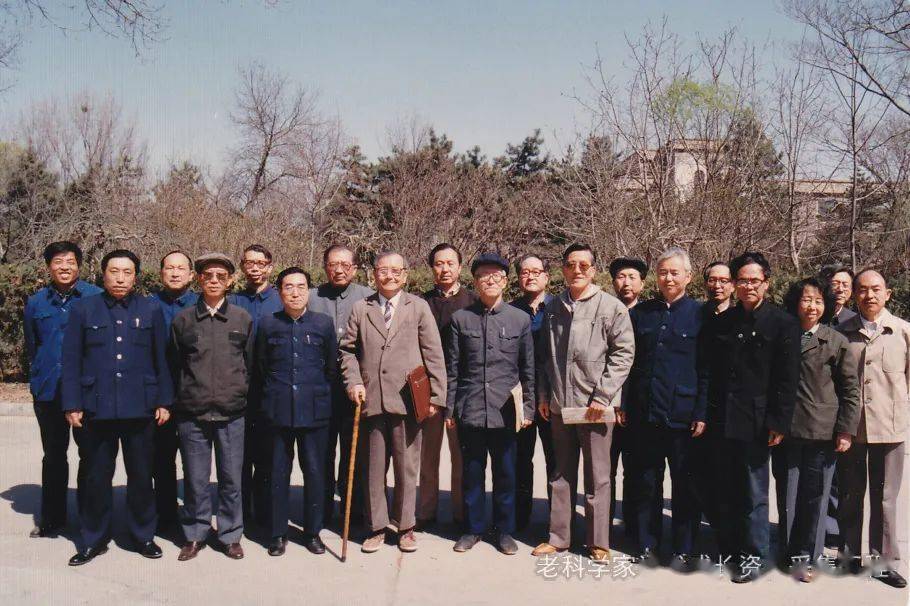 杨承宗(一排左四)与五所老同事合影 当杨承宗90多岁时 儿子杨家建问他