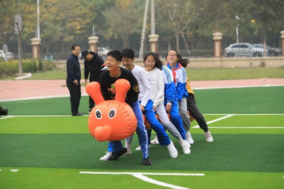 强健体魄献礼祖国东丽区华城庭苑中学举办第一届趣味运动会