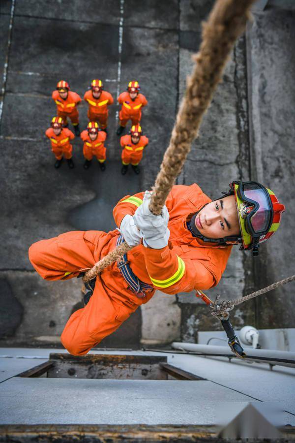 钢铁是怎样炼成的一组镜头走进消防战士的日常