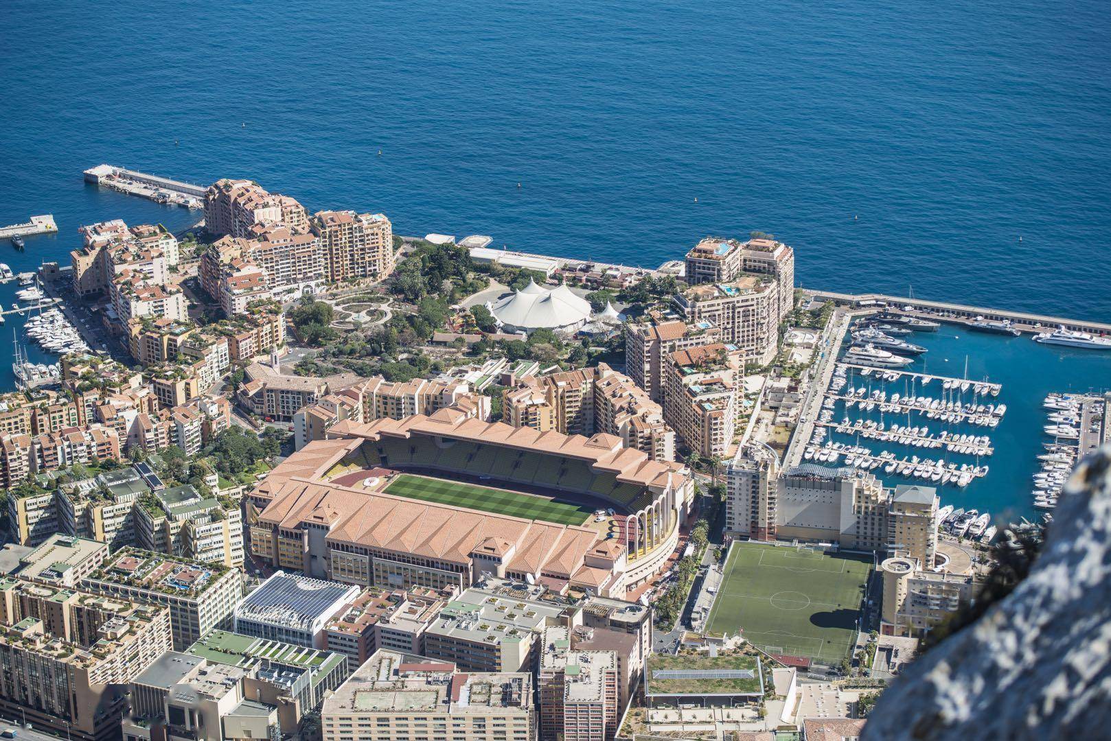其标志性建筑——毗邻地中海而建的路易二世体育场,以及由摩纳哥公国