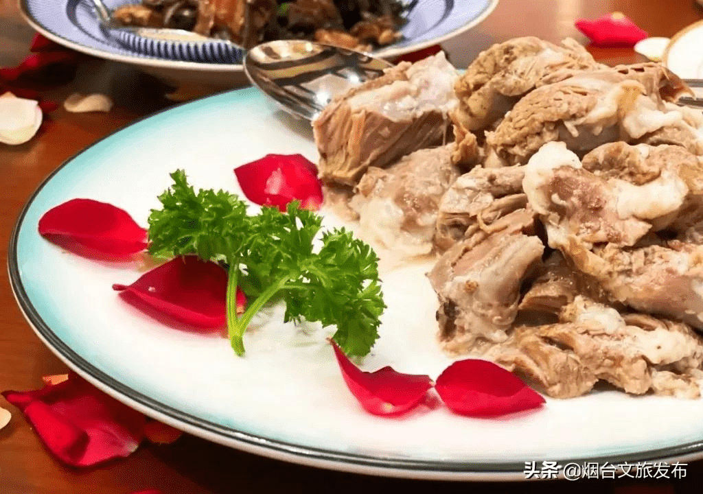 蓬莱|浪漫古堡、飘香葡酒、潋滟湖光…烟台这处酒庄给你刚刚好的秋日微醺！