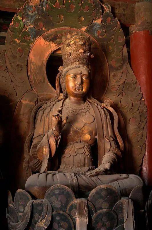 帝佛合一的理念早在北魏平城时期就渗透到佛教造像中,这尊在辽代被