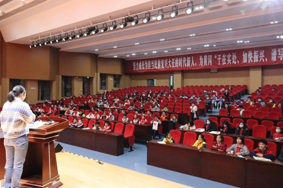 你好少代会丨少先队代表到会场报到