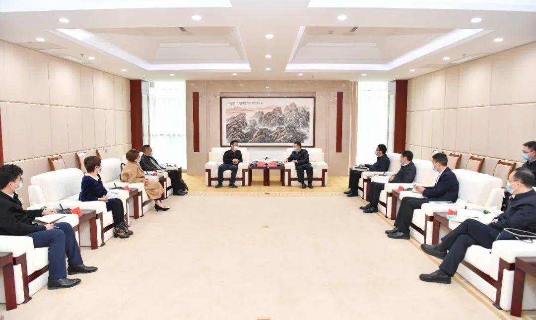 与新沃集团董事长朱灿,华能清风环保科技有限公司副总经理王世波,侨银