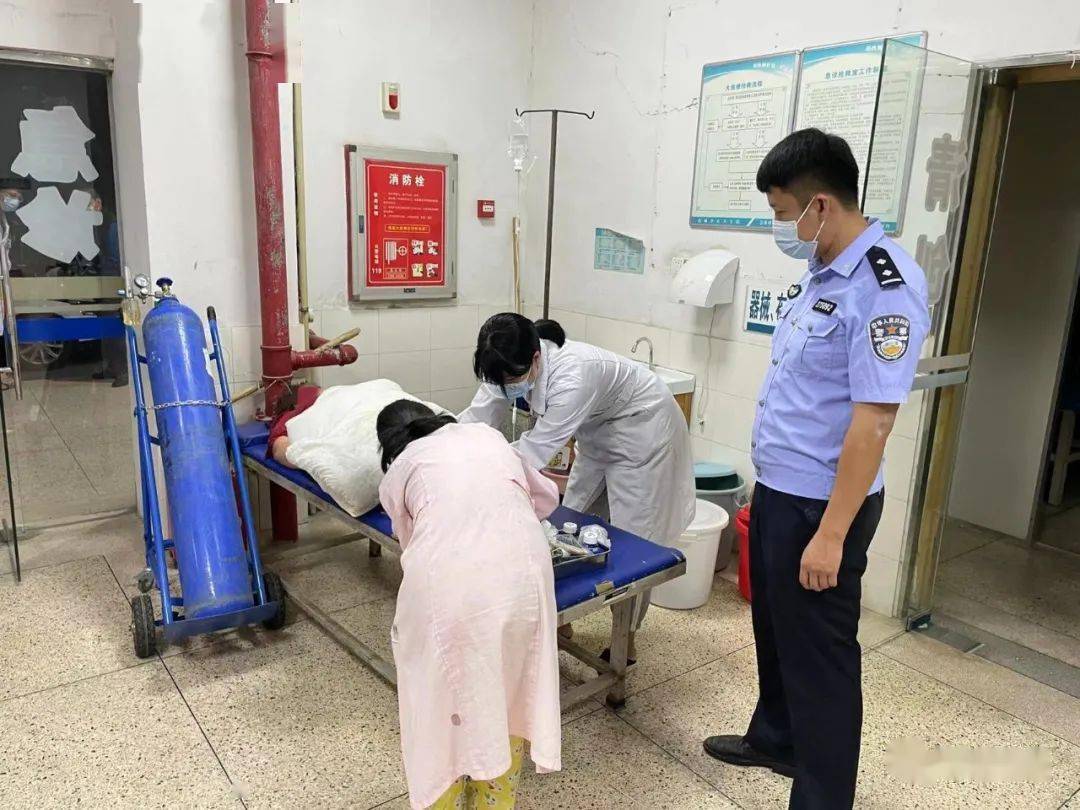 母亲酒精中毒昏厥 孩子报警求助