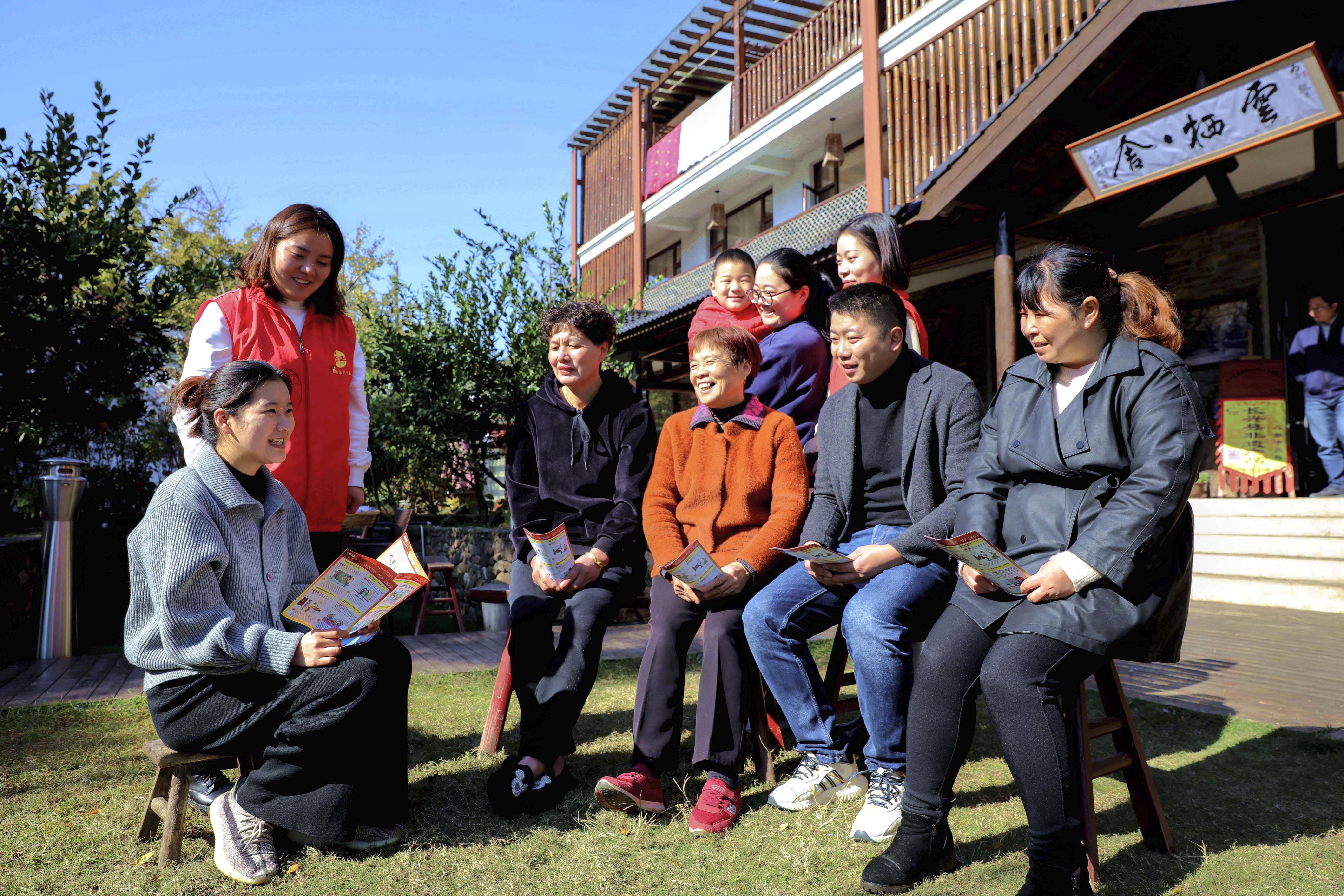 11月9日,在小浦镇方一村,志愿者向村民普及法律知识.