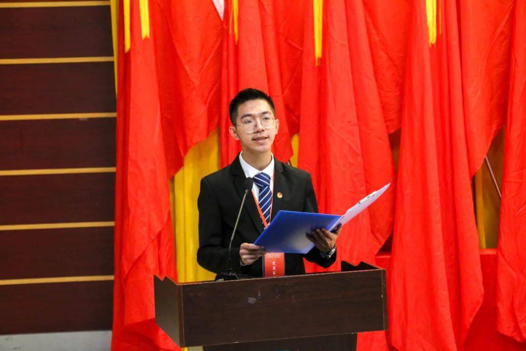 (图:曾俊健同学作工作报告)