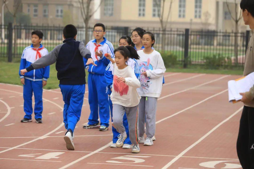 强健体魄献礼祖国东丽区华城庭苑中学举办第一届趣味运动会